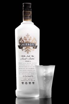 Smirnoff。斯米诺伏特加，又称为皇冠伏特加,雄居世界首席伏特加之位置。酿制过程，要求严格，每滴酒精都需至少八小时才通过一万四千磅活化木炭。彻底过滤法和四十七种质量控制标准是伏特加酒工业中无可匹比的特点。