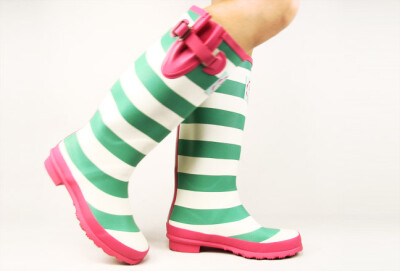 粉绿+粉红，横条撞色雨鞋让你这个雨季最醒目！价钱也很nice~赶紧入一双咯~