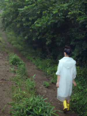 波点磨砂半透明雨衣，价钱也很nice，不论是小清新还是森女还是loli系，都一样适合你哦！只是担心我这种元气女，会不会穿两天就一个洞了咧？噗~