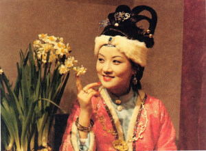   凤姐。其实拍《红楼》的时候，她也不大。却生生地演出了一个老成的模样。