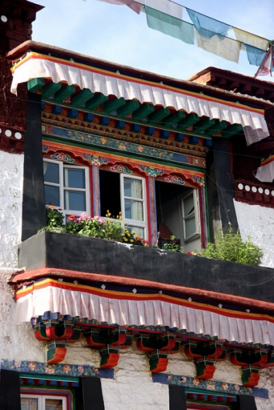  西藏拉萨。八角街上遇到的美景。窗户真美。