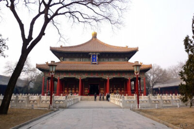 辟雍大殿是非常有建筑特色的大殿，它是元明清三朝皇帝讲学的课堂，水绕四门，有汉白玉的四桥可通，称得上中国古代建筑中的精品。