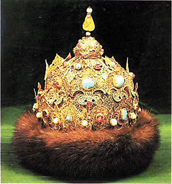 喀山公国末代君主王冠它属于喀山公国最后一名统治者埃迪戈尔·迈赫曼特所有，制作于16世纪，是俄罗斯最古老的王冠之一，镶嵌了数十颗珍珠、红宝石和绿宝石，底部由舒适柔软的黑貂皮制成。