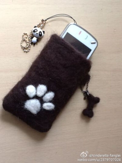 爪印羊毛毡手机套，很可爱哦！