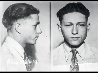 1926年，雌雄大盗“邦妮和克莱德”中的克莱德（Clyde Champion Barrow）在16岁时曾因偷车被捕。出狱后，克莱德遇见了邦妮，成为风极一时的“雌雄大盗”