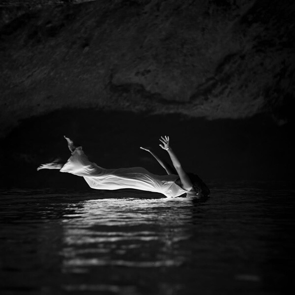 Toni Frissell（1907-1988，原名Antoinette Frissell），美国女摄影师，以时尚摄影、二次大战期间的一些纪实作品闻名。她的首次时尚摄影拍摄经历是1931年为《VOGUE》杂志拍摄，随后转向为《Harper’s Bazaar》杂志工作。二次大战爆发后，她自愿加入美国红十字会，期间拍下众多士兵和难民的影像。