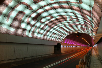 自强隧道 (台北市)，位于台湾台北市中山区大直的一座公路隧道，全长822公尺。