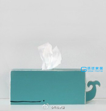 把普通纸巾盒涂上颜色，粘一个尾巴，画两道简单的线，抽纸变成鲸鱼喷出的水柱。