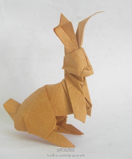 折纸欣赏张望的兔子