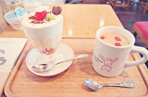 当你觉得处处不如人时，不要自卑，记得你只是平凡人。当别人忽略你时，不要伤心，每个人都有自己的生活，谁都不可能一直陪你。你可以哭，但哭过你必须要振作起来，即使输掉了一切，也不要输掉微笑。