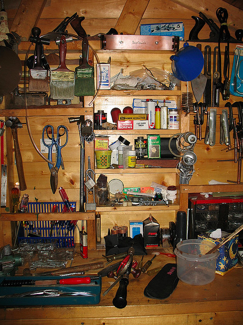 toolshed  (园艺工具等的)工具房,工具室