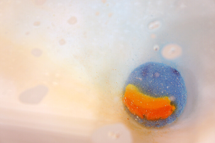 Lush的bubble bath，扔到浴盆里就起很多很多泡泡