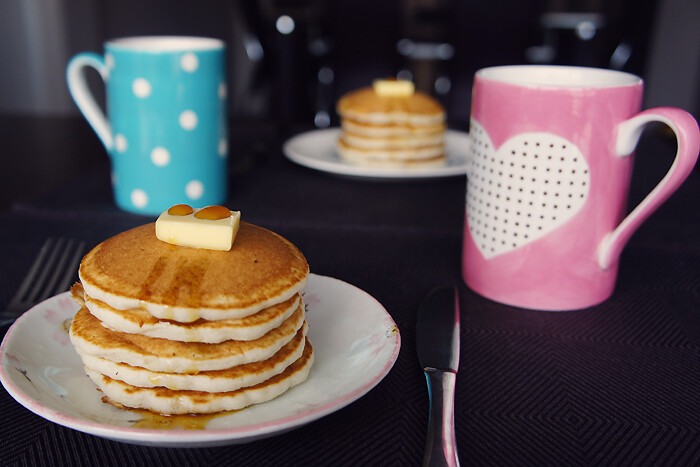 严格来讲不能算我的料理啦，是用pancake shakes做的，把水倒在装了面粉的桶里，摇一摇就可以开始煎pancakes了，简单美味