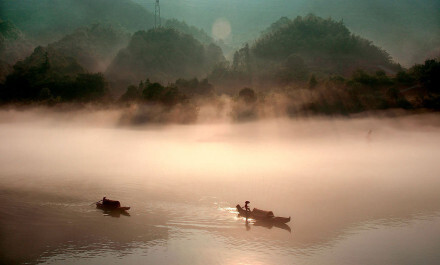 桐叶晨飘蛩夜语。旅思秋光，黯黯长安路。忽记横戈盘马处，散关清渭应如故。江海轻舟今已具。一卷兵书，叹息无人付。早信此生终不遇，当年悔草《长杨赋》。