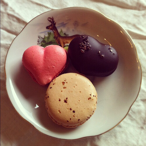 Dreamy Macarons~http://www.honeykennedy.com/2012/02/sweets/