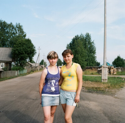 Galya and Sveta. Ploskovo.Gorelovka是一个距离新西伯利亚800公里的小村庄,甚至在Google地图上都找不到它的所在.也因此这里成为逃离城市和藏身的绝佳地点.