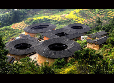 土楼之家（土楼），福建。土房子代表一个民居建筑，客家人民的流量后，中国从中央到南到江西，福建，广东两省。由于大多数客家人居住在山区，压实土的公共房屋建造，以提供对土匪和野生动物保护。这种建筑风格的老例…