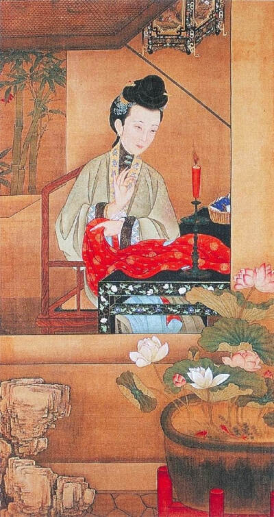 烛下缝衣。清风徐徐，红烛摇曳，仕女勤于女红，在烛光下行针走线。女红包括纺织、刺绣、缝纫等，古代隶属于衡量女子“四德（妇德、妇言、妇功、妇容）”中的“妇功”，是评价女子品行高低的重要标准之一。因此，女子…