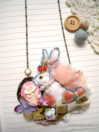 仿真花，布料，丝带。。。集合了各种各样素材，充满复古感的手作兔子项链