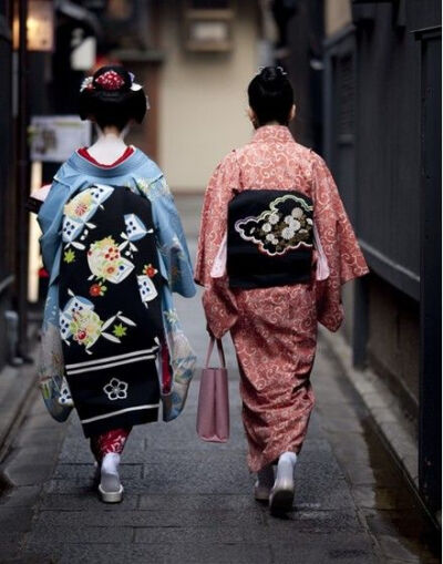  精美的服饰。日本艺妓。