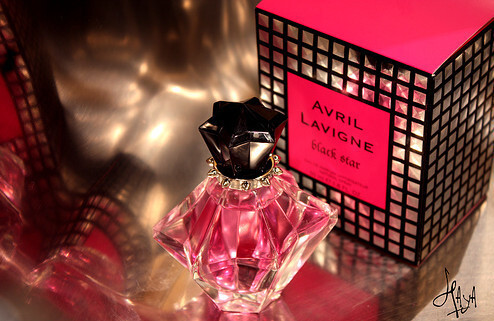 Avril Lavigne第一款香水Black Star，艾薇儿的铁杆粉丝都知道^.^打开瓶