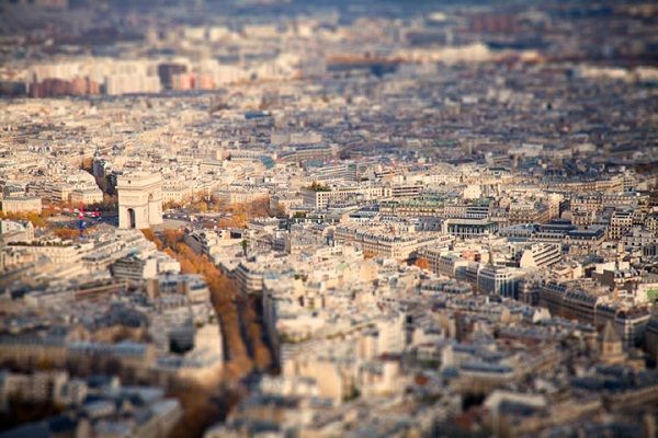 Ben Thomas，澳大利亚摄影师，利用早已时兴的移轴摄影(Tilt-shift photography)静像拍摄了巴黎、东京、柏林、悉尼等这些大城市的微缩瞬间，使这些城市看起来像微缩的模型玩具一般。