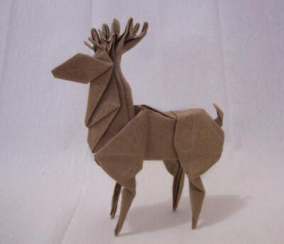一个比较难的折纸麋鹿教程，很适合在圣诞节的时候做装饰用，很有气氛，教程地址：http://www.zhidiy.com/zhezhitupu/4717/