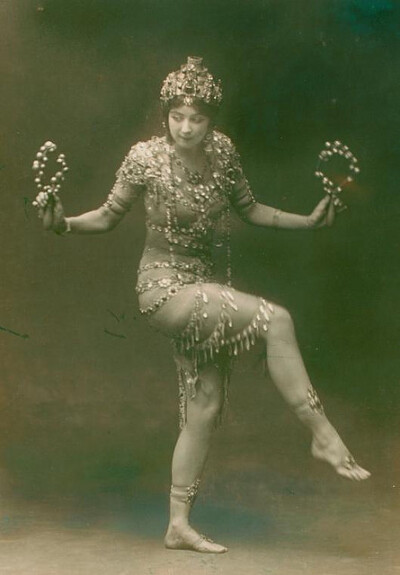 uth St.Denis，美国现代舞的先驱，舞蹈演员、编导、教师。1877年1月20日生于纽瓦克，1968年7月21日卒于洛杉矶。