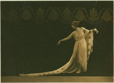 Ruth St. Denis成功的将古典舞蹈的技法和传统融入了文化和故事性，她的独舞也带有强列的戏剧和现代舞的特色，影响了许多后世的现代舞蹈家，如玛莎·葛兰姆；查理斯·魏格曼（Charles Weidman）；多丽丝·韩福瑞（Doris …
