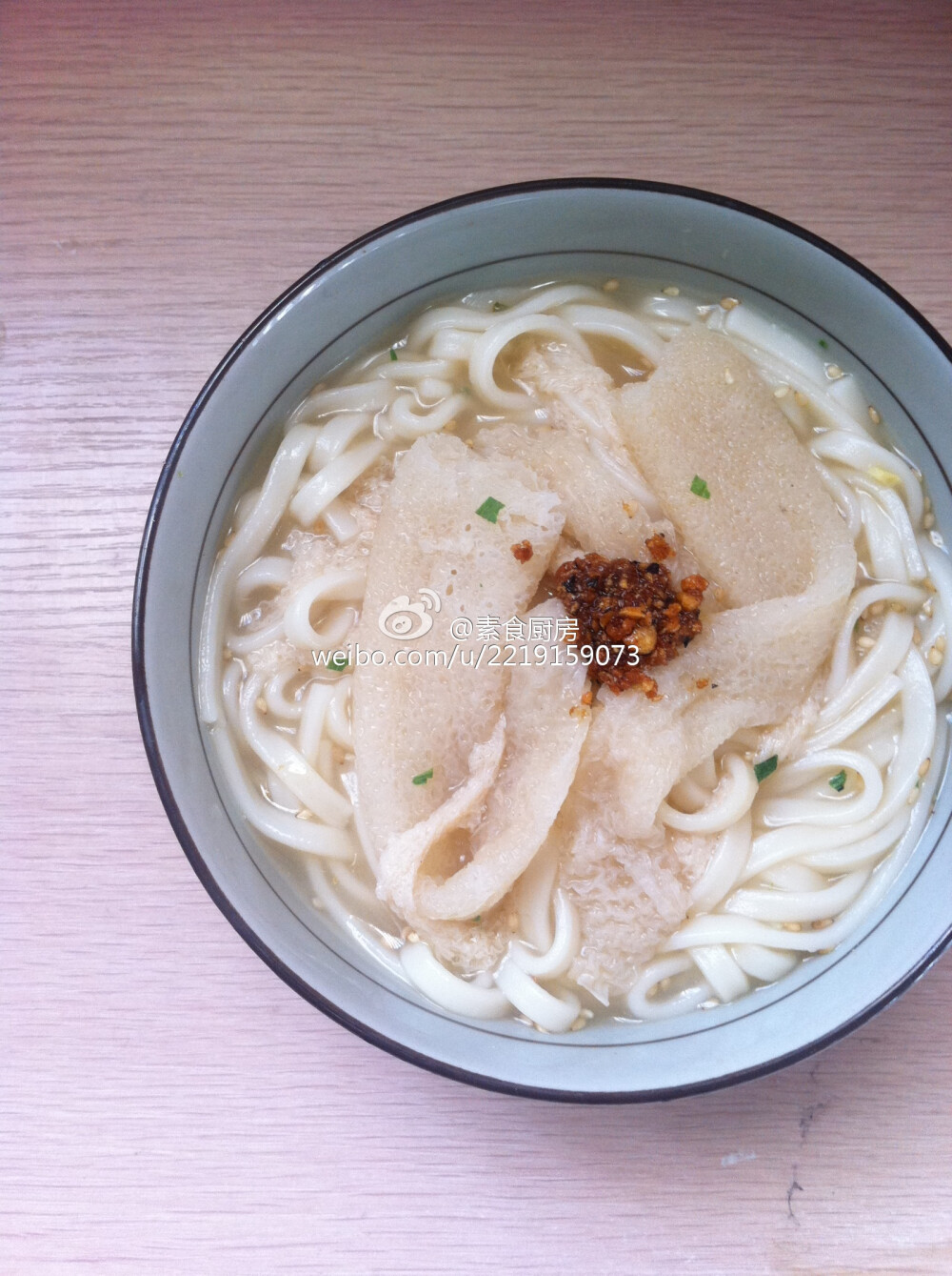 素食厨房：【竹荪面】干乌冬一把，竹荪10条、素高汤一碗。竹荪极易泡发，在面条将近煮好时放入即可。素高汤材料有海带、萝卜、玉米、娃娃菜、平菇、生姜；熬煮1小时即可。