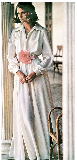 Oscar de la Renta Model Shelley Hack is wearing a creation by Oscar de la Renta.Vogue,1975.超爱这条长裙和这个调调 我小小的个儿是木有办法了