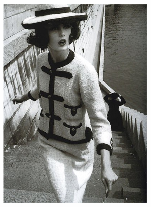 Dorothea McGowan in a white and navy tweed suit by Chanel, photo by William Klein in Paris, Vogue 1960