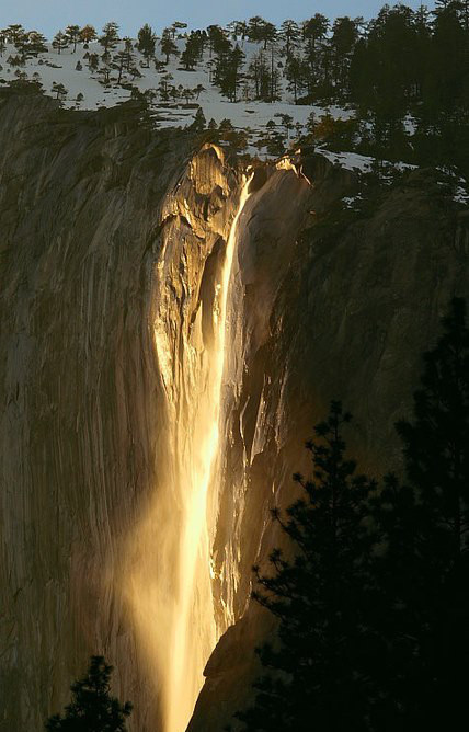 Horsetail Falls in Yosemite 每年只有二月份的几天，当太阳与瀑布达到一定的角度是就会出现这种奇观 犹如瀑布着火一般