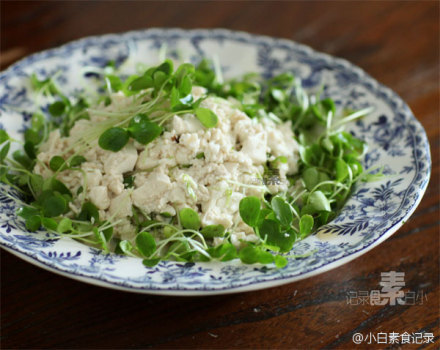 香椿苗拌豆腐，拌一盘豆腐用一两香椿苗就够了。豆腐（老嫩皆可）一块切成小块，放入开水锅中烫一下，捞出捣碎。香椿苗掐掉根部，洗净，香椿苗和豆腐一起加上1/2小匙盐、1/2小匙糖、1小匙香油、1小匙醋拌匀即可。