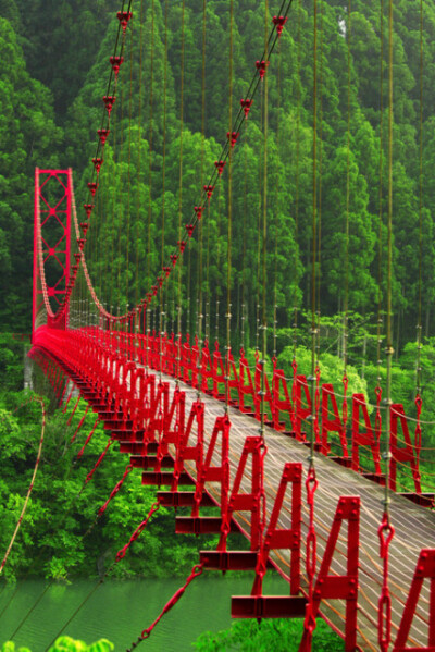 日本的红桥，如此极致的用色，走在这一定会忘掉很多烦恼~