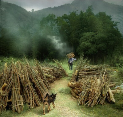 那山，那人，那狗，犹如记忆中放学后在山边贪玩的自己，让母亲时常一个人辛勤的从田地归来，一声声喊着自己回家名字。虽然生活并不富裕，但却很快乐，很美好~~