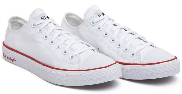 以最为经典的Chuck Taylor All Star为蓝本，采用EVA一次成型的全新轻量化鞋底和透气的尼龙材质打造鞋面，鞋底的侧边添加了为人熟识的Chuck Taylor手写字形。价格：439 上市时间：2012-2-1