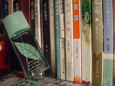 老妈收到的香水 Elizabeth Arden——Green Tea 喜欢瓶身的清透舒爽，难得也喜欢这淡雅的味道