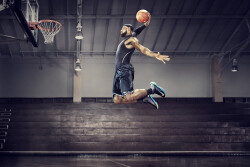 全新的NIKE+，前所未有的运动体验：LeBron James正准备砸向篮框，画面如此漂亮，可这并不是一场比赛。细心的人可看出脚上的那双全新的篮球鞋，没错这正是今年夏天即将发售的NIKE+篮球，这将会是一次前所未有的运动体验。