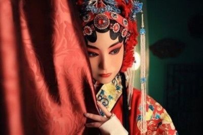 玉楼深锁多情种 清夜悠悠谁共 羞见枕衾鸳凤 闷则和衣拥 无端画角严城动 惊破一番新梦 窗外月华霜重 听彻梅花弄。