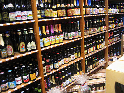 比利时Beer Mania: a beer shop that stocks around 500 types of beer. Many of their beers are highly recommended. Even if you do not intend to buy anything, you will enjoy the experience that the shop o…