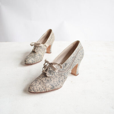Vintage 1930s amazing speckled gray and cream pigskin oxfords. Ribbon laces, leather soles, side and toe striped detailing.