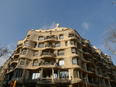 高迪作品3，米拉公寓Casa Mila ，La Pedrera，3面波浪型外观很独特看到的瞬间，想到了一个很俗套的场景，一个美丽而慵懒的女人趴在窗口看着人来人往，而她的真命天子在看她一颗浮现了微笑