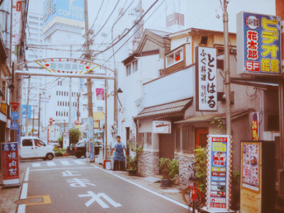 走在城市的街道，欣賞無言的風(fēng)景。背著背包，拿起單反，開始一個人的旅行