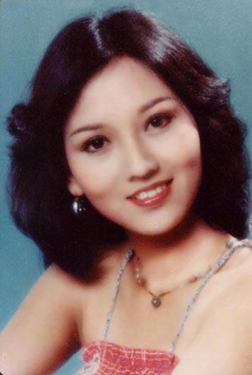 赵雅芝，中国殿堂级演员，引领多个时代的标杆。在全球华人社会有广泛知名度，大中华区的顶级巨星。被誉为「古典第一美女、最能代表中国美美女」。历经数十年演艺旅程，留下轰动时代之作，角色从民国女性演到侠女仙子。凭经典角色“苏蓉蓉”红遍港台东南亚，凭香港电影新浪潮《疯劫》传出口碑，以《上海滩》精湛演技风靡全亚洲，1992年，以《新白娘子传奇》掀起举国之白蛇热，再创事业高峰，更因一系列经典角色荣膺表演艺术家称号。她华贵端庄、清丽脱俗，是典型的大青衣，也是无数亚洲人的心中女神