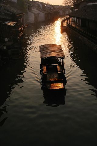 明月上高楼 君若扬路尘，妾若浊水泥，浮沈各异势，会合何时谐？