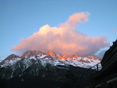 玉龙，日照金山。