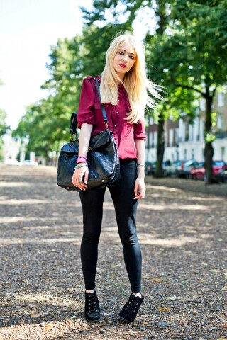 红色衬衫搭配小脚裤