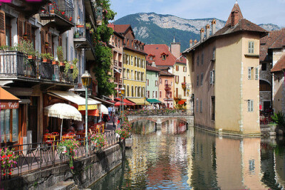 安娜西（ANNECY），法国南部阿尔卑斯山麓一座最古老的小城