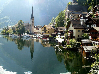 哈尔施塔特（Hallstatt）是奥地利上奥地利州萨尔茨卡默古特地区的一个村庄，位于哈尔施塔特湖湖畔，海拔高度511米。2005年12月有923名居民。其名称中的Hall可能源自于古克尔特语的“盐”，得名于村庄附近的盐矿，历…